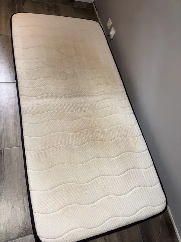 Matelas taché avant nettoyage vapeur